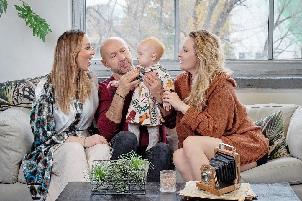 Zita, Elza és Adél a büszke nagypapával