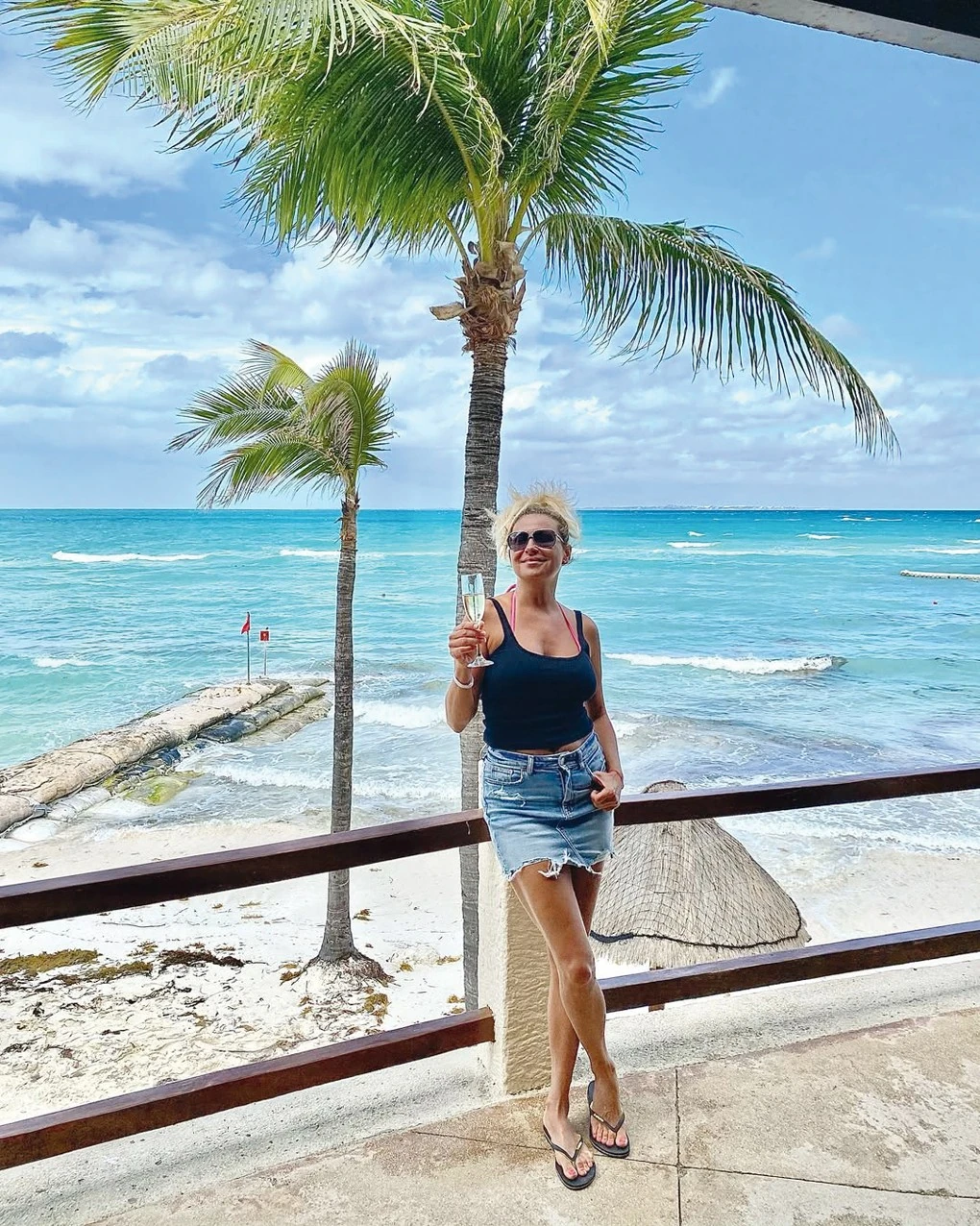 A színésznő szereti járni a világot. Most viszont épp olyan helyen van, ahol a turistákat arra kérték, hogy ne menjenek ki az utcára és ne üljenek autóba (Fotó: Archív)