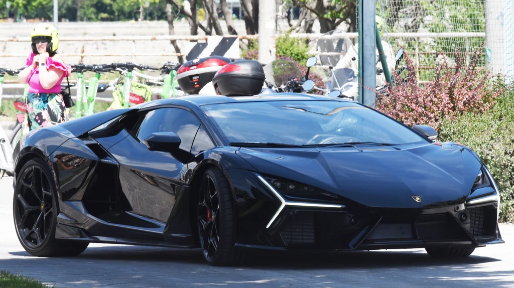 Szoboszlai Dominik egy nagyjából 220-230 millió forintos Lamborghini Revuelto-val gurult be a Kopaszi-gátra