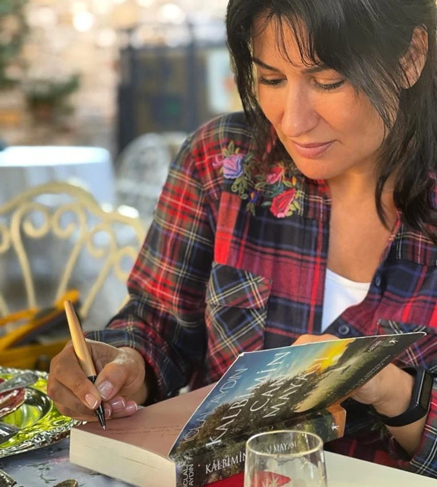 İclal hazája egyik legnépszerűbb írónője