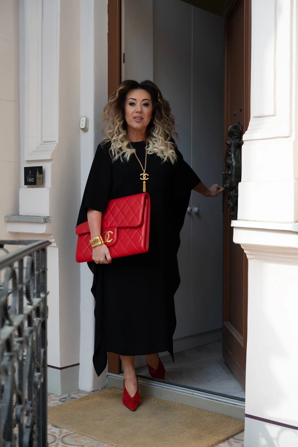 Tóth Ildikó - "Mindig igyekszem elegánsan öltözködni, ezt kívánja a munkám is. A kiegészítőkért egyszerűen rajongok, és van pár igazán drága darabom is. Például ez a Chanel clutch, ami valójában laptoptartó. Az ördög Pradat visel 2 című film magyarországi premierjén viseltem. ÚJ kollekciós darab, amit a megrendelő laptopjának méretére gyártják le, és az ára egyedi díjszabás alapján alakul.” 