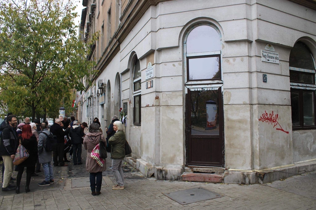 A művész szülőháza a Nagy Fuvaros és a József utca sarkán található a VIII. kerületben (Fotó: Baku György)