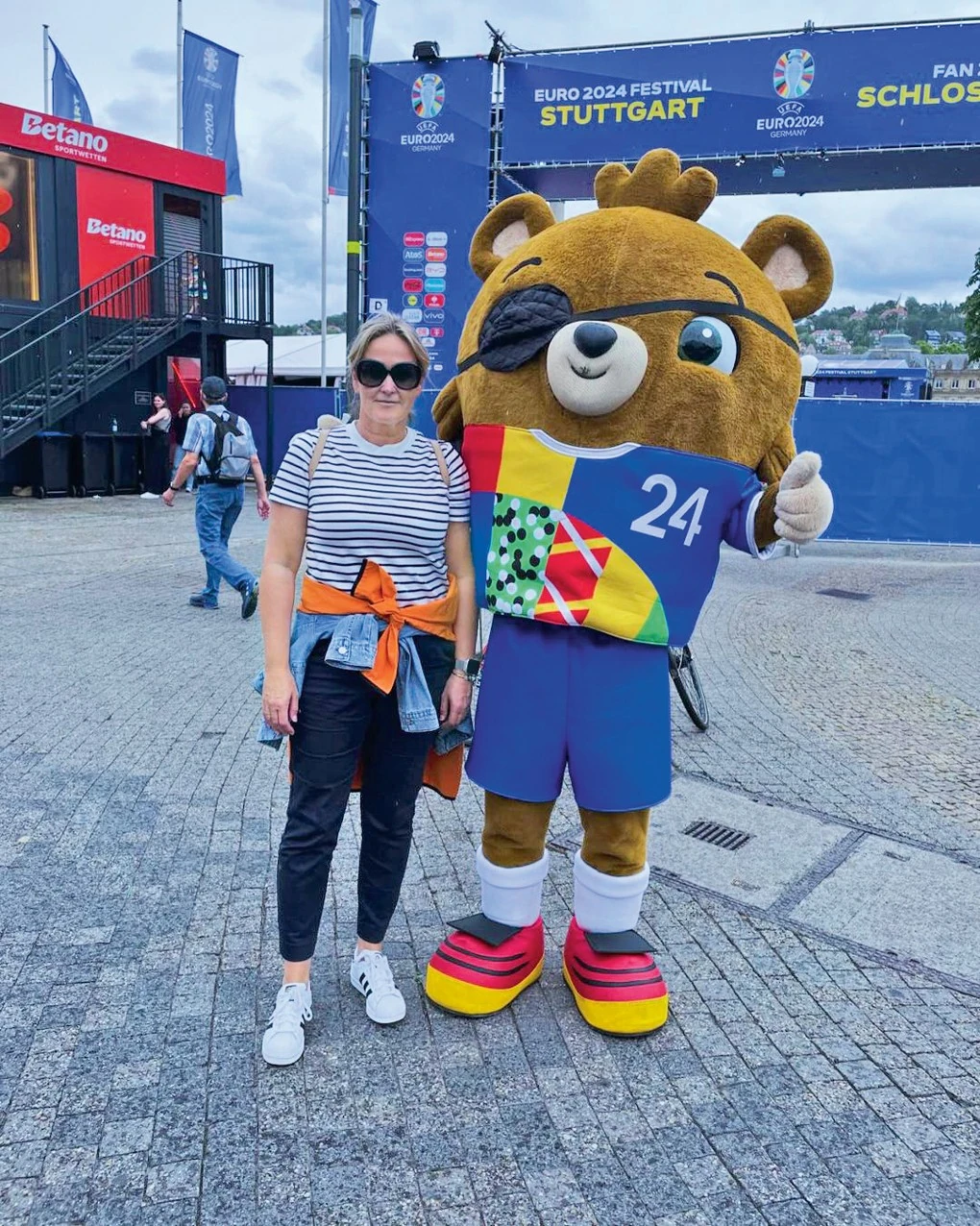 Egy vidám pillanat: Andrea az Eb-kabalafigurájával, Albärttal