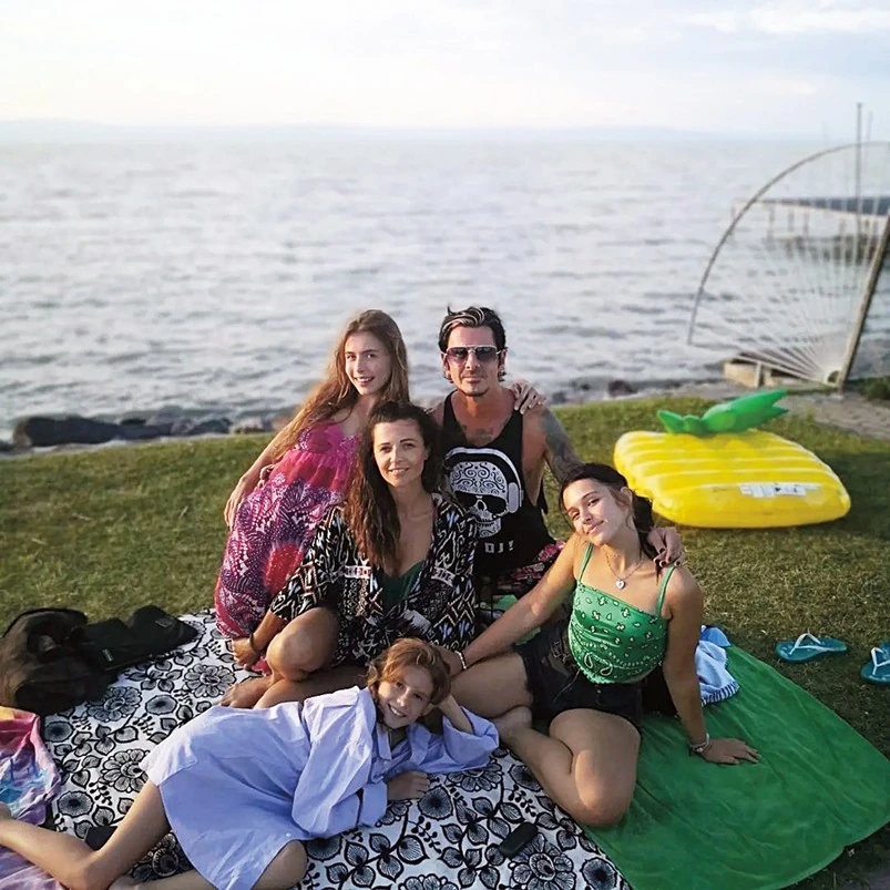 A lányok Endi párjával is jó kapcsolatban vannak (Fotó: Archív)