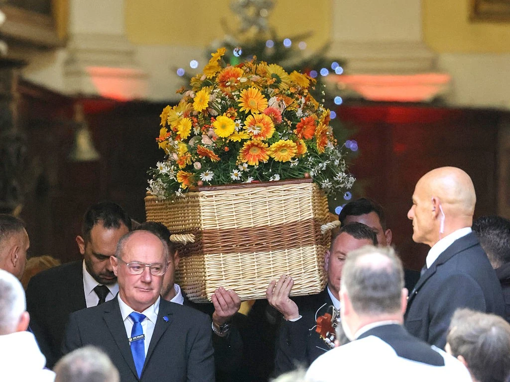 A legendás színésznőt fonott koporsóban helyezték örök nyugalomra