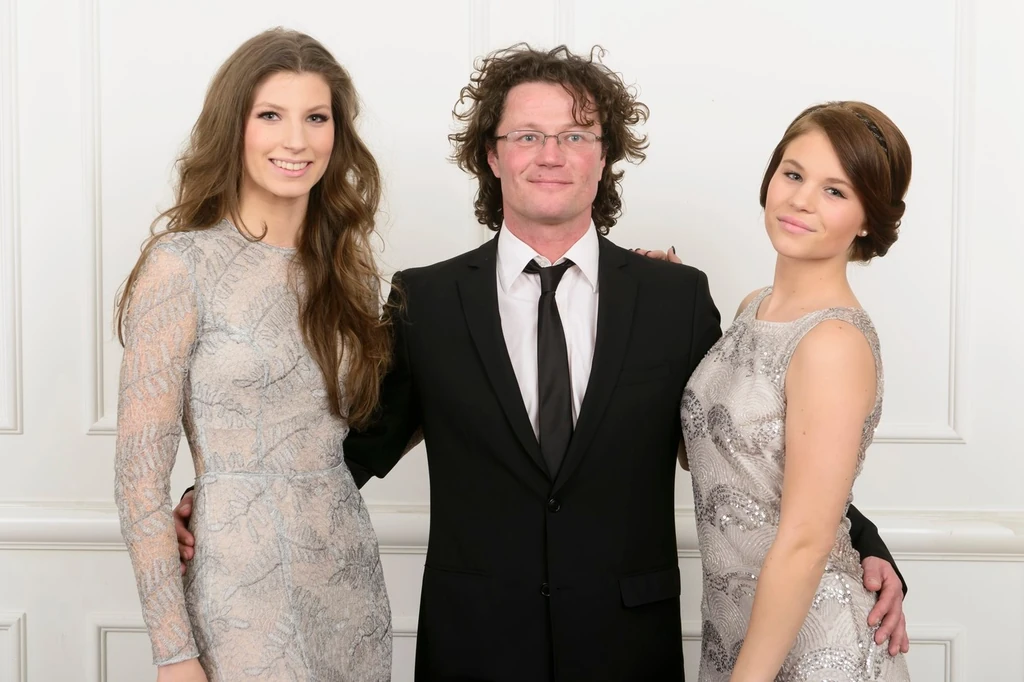 Stohl András és lányai, Rebeka és Luca a Story magazin Ötcsillag Díjátadó Gáláján 2015-ben a budapesti Grand Hotel Royalban