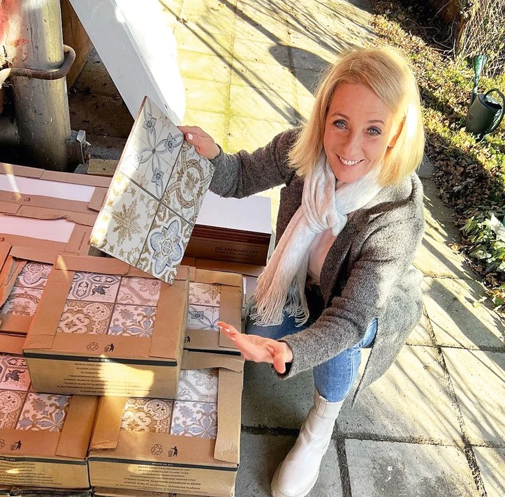 A tusoló falát régi csempékből rakta ki (Fotó: Archív)