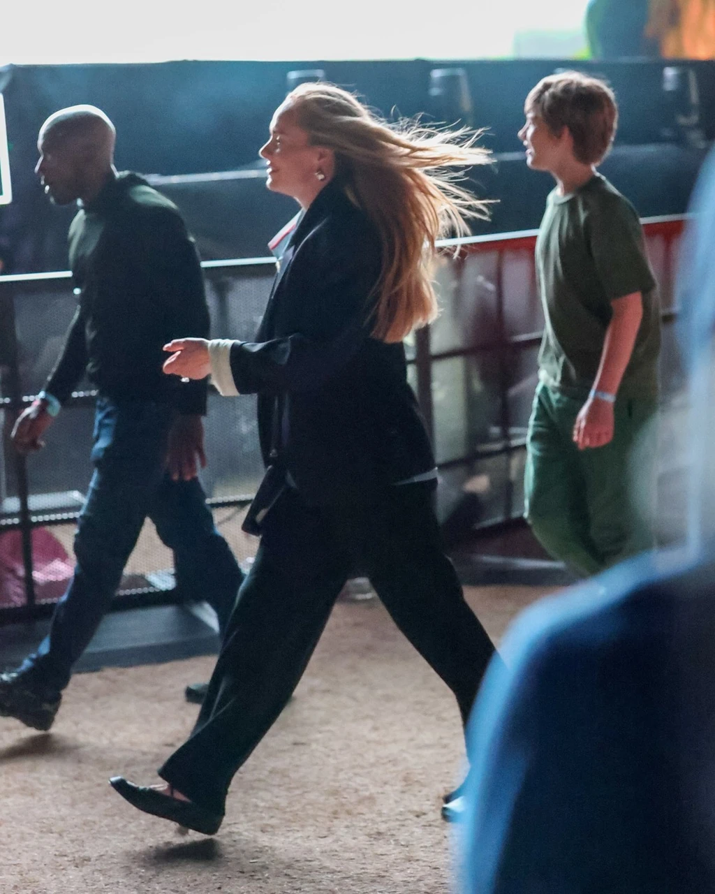 Angelo az édesanyja, Adele mögött (Fotó. Profimedia)