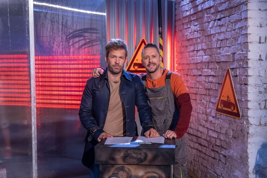 Sebestyén Balázs Kabát Petivel vezeti a Nyerő Párost (Fotó: RTL)