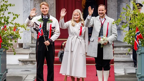A trónörökös Haakon és Mette Marit a 20 éves fiukka, Sverre Magnus herceggel 