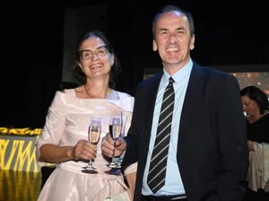 Az egészségügyi minisztert is a felesége kísérte el