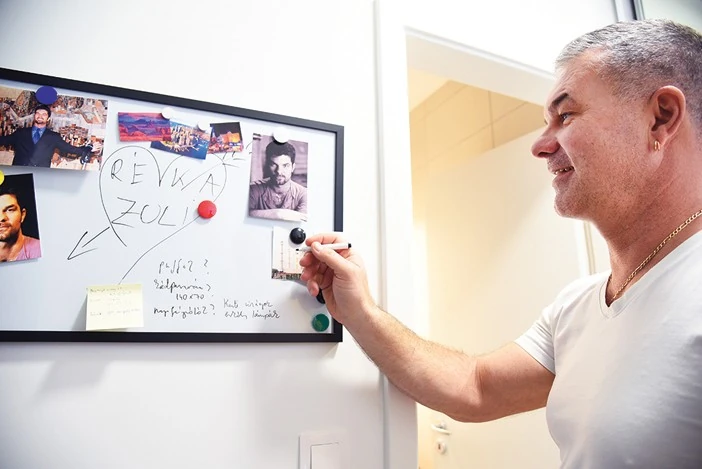 A bejáratnál lévő táblán hagynak egymásnak üzeneteket (Fotó: Olajos Piroska/fotocentral.hu)