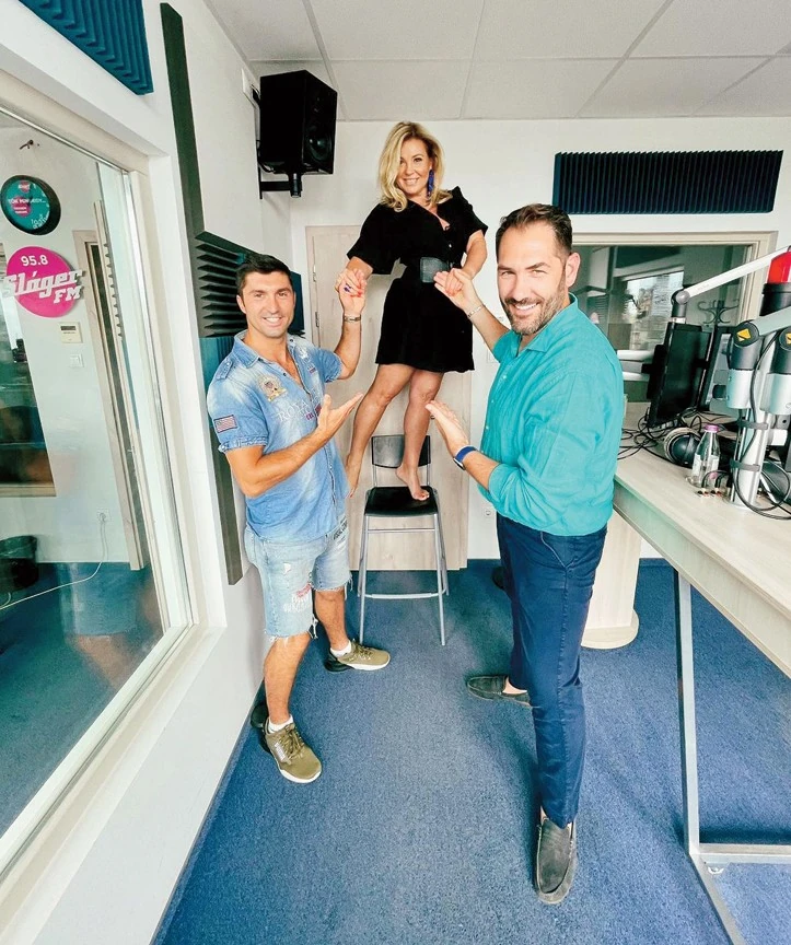 A Sláger FM-en Ádámmal közösen vezeti Édeskettes című műsorát. Itt vendégükkel, ifj. Richter Józseffel (Fotó: Archív)