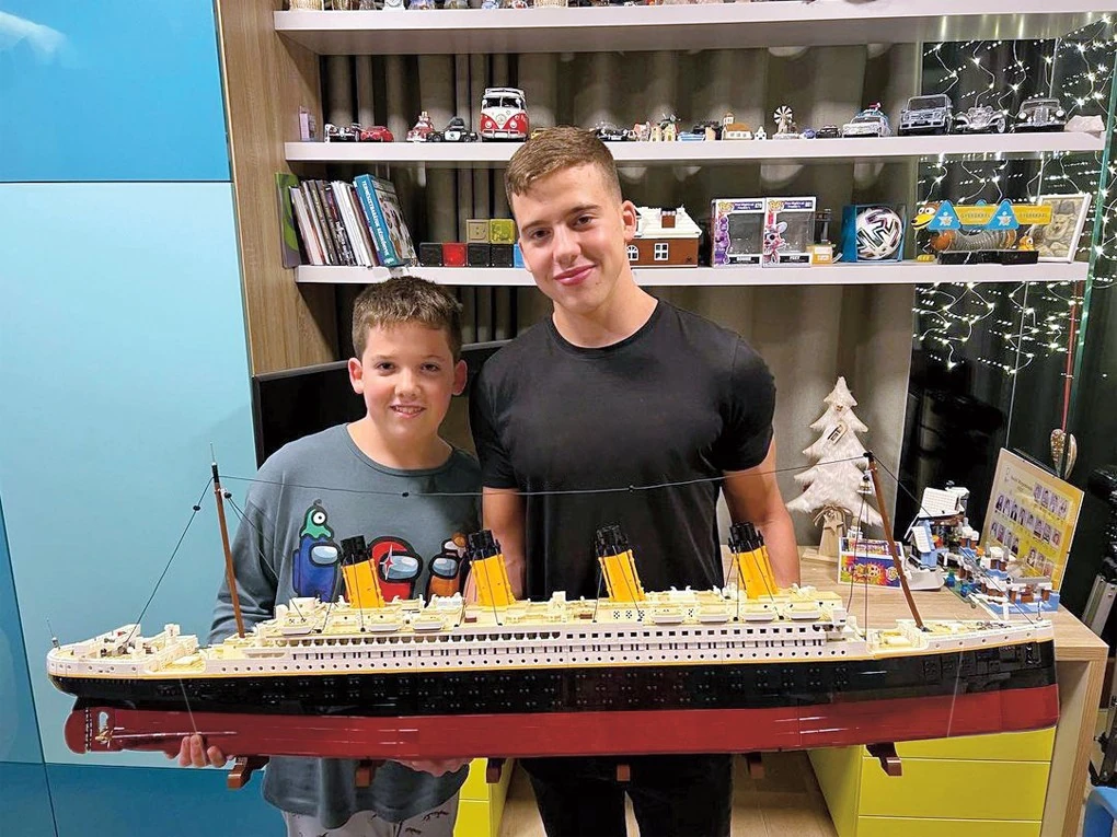 Nyereményéből azonnal megajándékozta kisöccsét (Fotó: Archív)