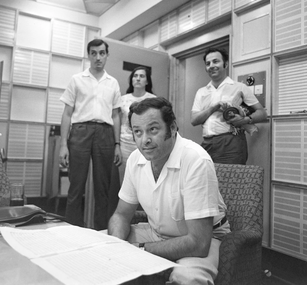 Körmendi 34 éven át a Magyar Rádió Zenei Főosztályát vezette – a háttérben Bolba Lajos és Komjáthy György (Fotó: Fortepan/Szalay Zoltan)