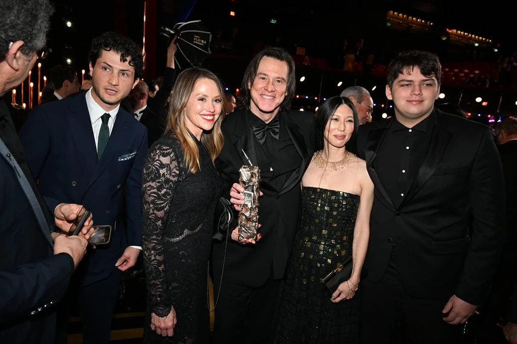 Jim Carrey melllett jobb oldalon a barátnője, Minzi (Fotó: Profimedia)