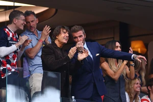 Tom Cruise és David Beckham egy korábbi meccsen szurkolt együtt
