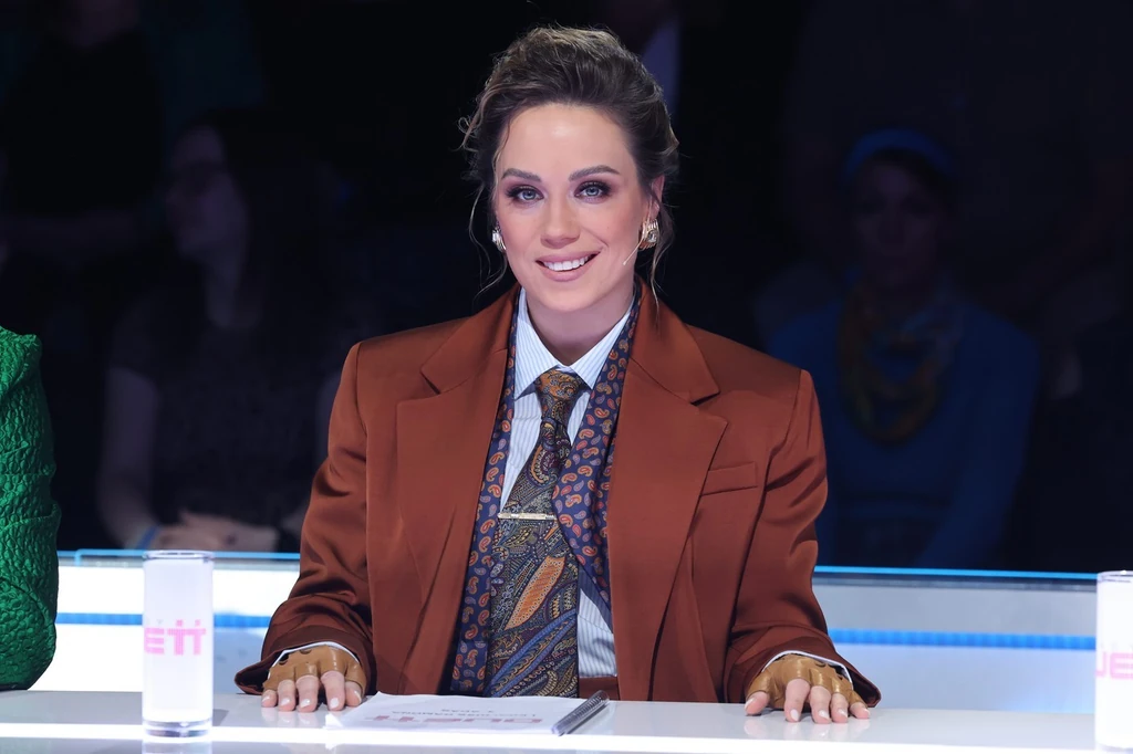 Lékai-Kiss Ramóna férje kérésére ejtette a bugyi témát és a merész ruháit, decens kosztümre cserélte (Fotó: TV2)