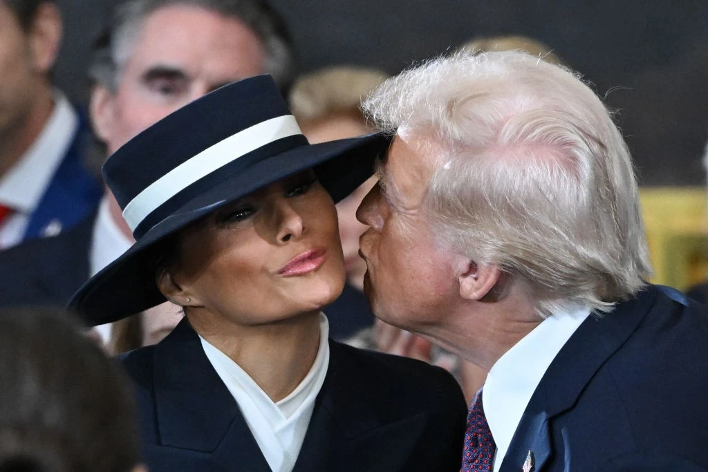 Donald Trump beiktatásán a kalapja alá bújt el