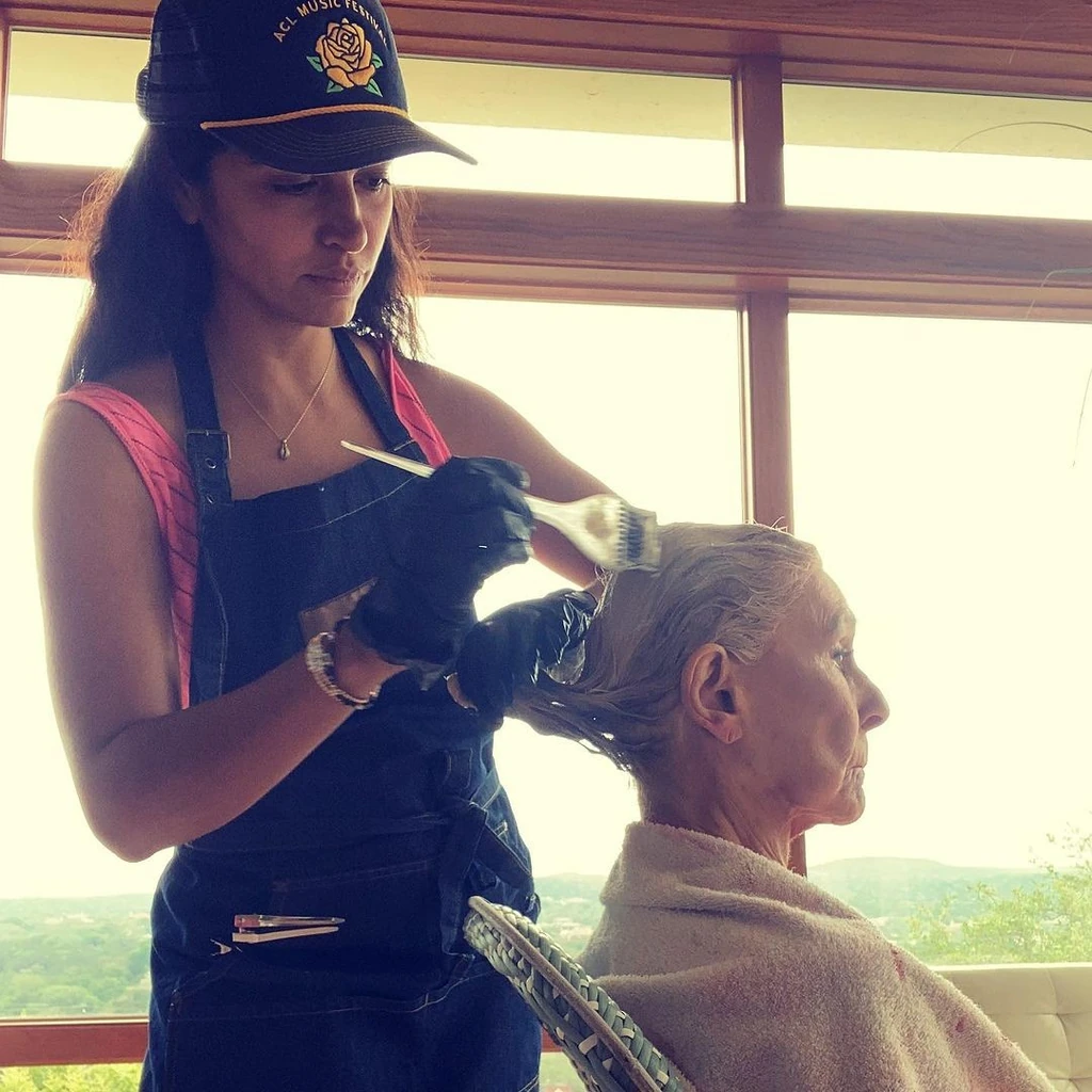 Szívesen ­befesti és levágja a mama haját (Fotó: Archív)