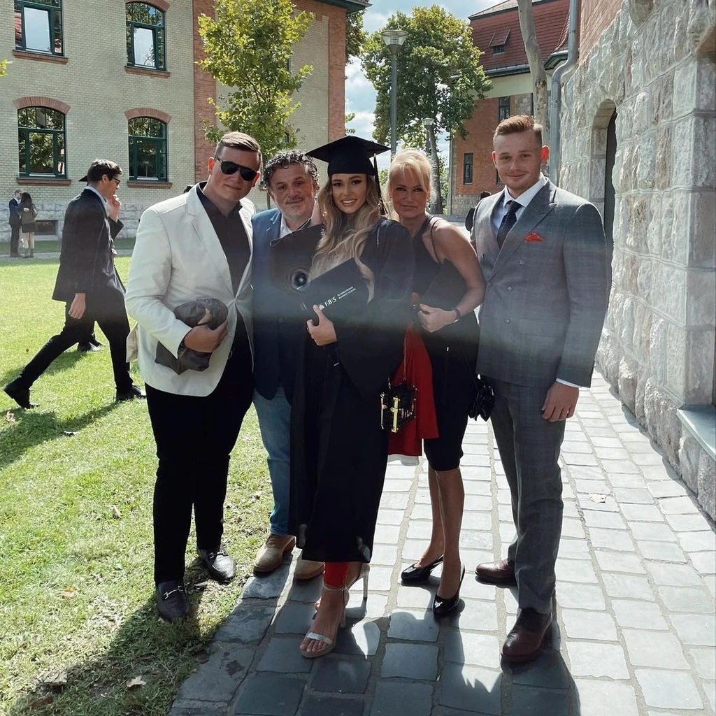 Noha itt már Lajcsi és a neje rég elváltak, Bogi diplomaosztóján együtt volt a család (Fotó: Archív)