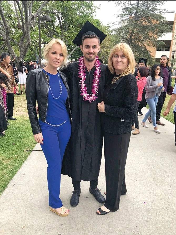 Testvére diplomaosztóján az az édesanyjukkal (Fotó: Story-Best Magán/fotocentral.hu)