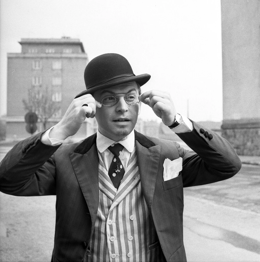 Bodrogi 30 évesen a József Attila Színház előtt, amelynek 2006 óta örökös tagja Fotó: Fortepan, adományozó Kotnyek Antal