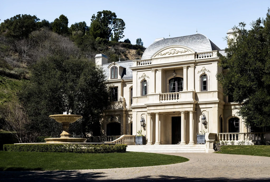 EXCLUSIVE Paris Hilton buys Mark Wahlbergs mansion for 3m after losing house in LA fire