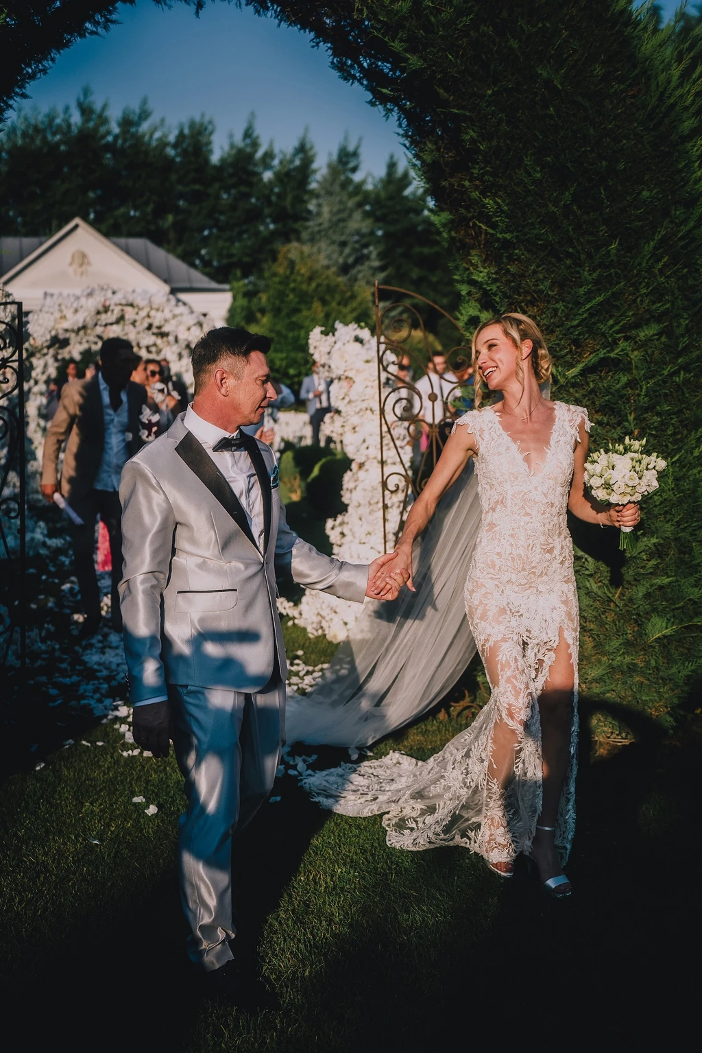 Evelin először egy szál liziantuszt kapott Danitól, ezért döntöttek úgy, hogy az esküvői csokra is abból lesz