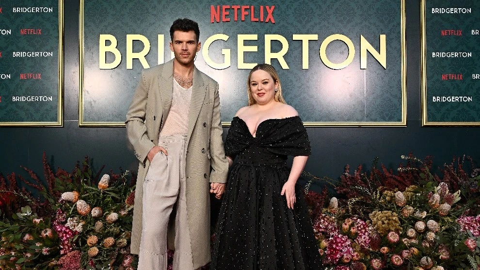 Kölyökarcú gyerekből szívtipró macsó lett a Bridgerton fiú, Luke Newton