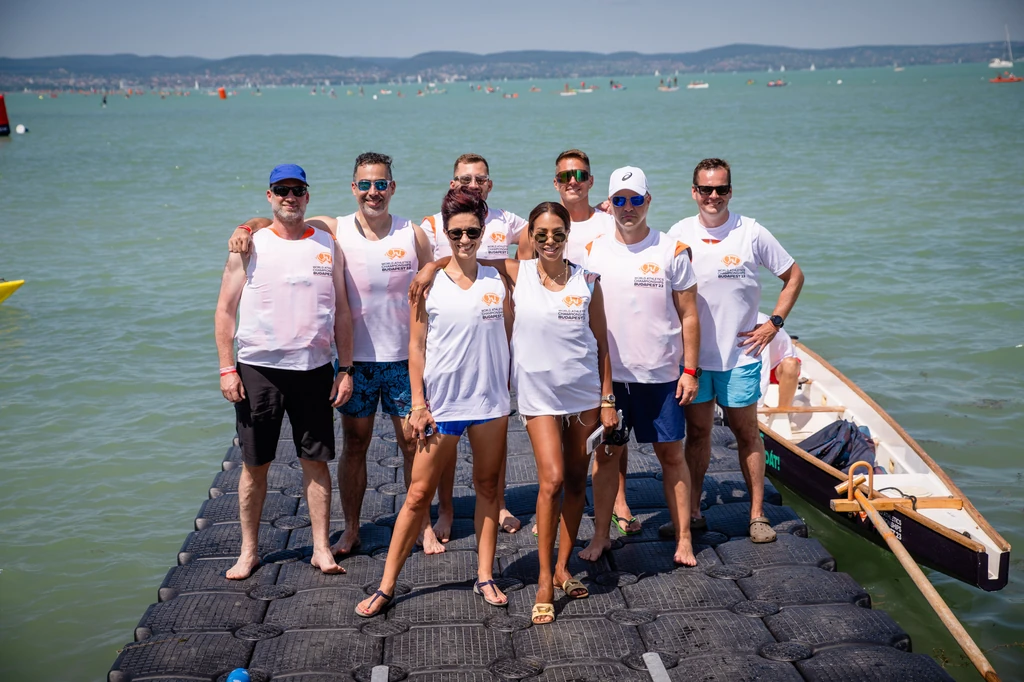 Széphalmi Juliska és Tücsi nem egyedül ragadtak evezőt a Balatonon (Fotó: Archív)