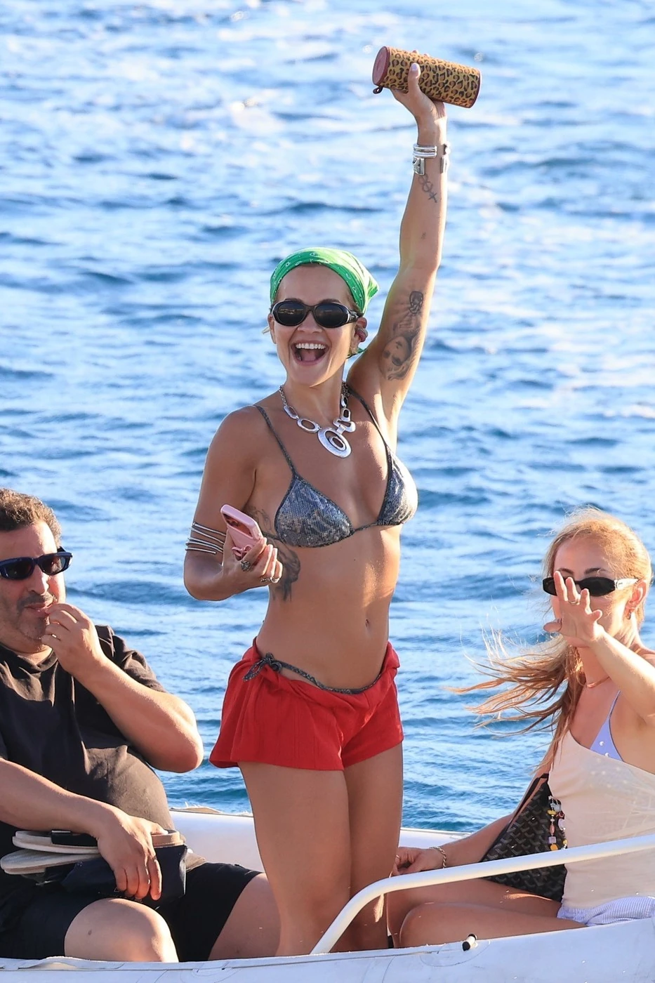 Rita Ora Míkonosz szigetén eresztette ki a fáradt gőzt 