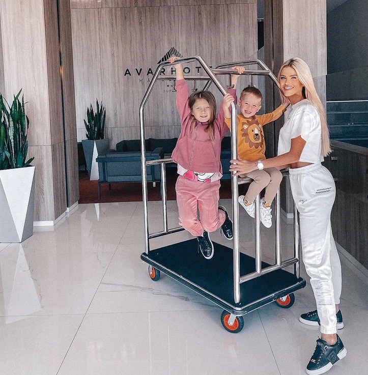 Arianával és Edwarddal folyton mennek valahová (Fotó: Archív)