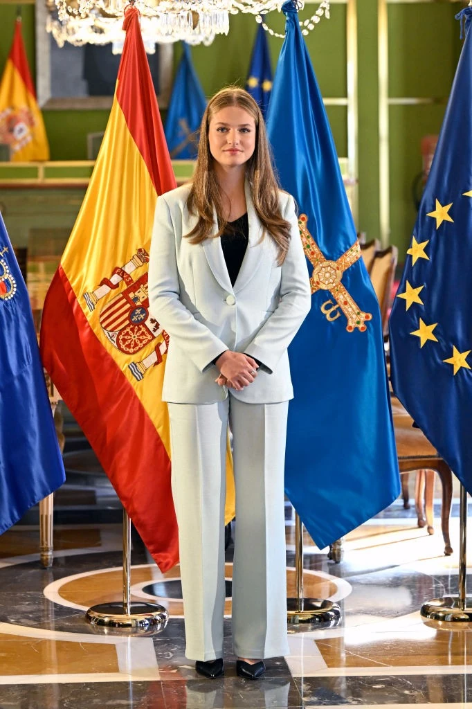 Leonóra spanyol hercegnő a zaragozai katonai akadémiára jár, Karikó Katalint is ő tüntette ki