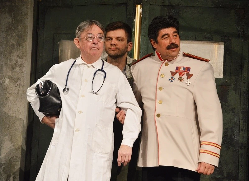 A Kaviár és lencse című darabban a József Attila Színházban (Fotó: Olajos Piroska)