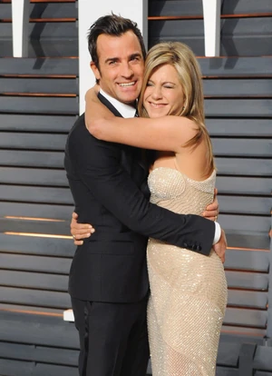 Justin-Theroux-Jennifer-Aniston-GI.jpg
