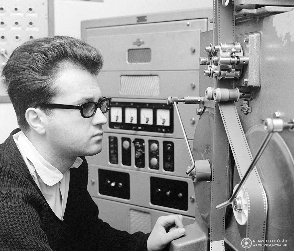 Budapest, 1968. július 26. Dragon András hangasszisztens dolgozik a Pannónia Filmstúdióban (Fotó: MTI)