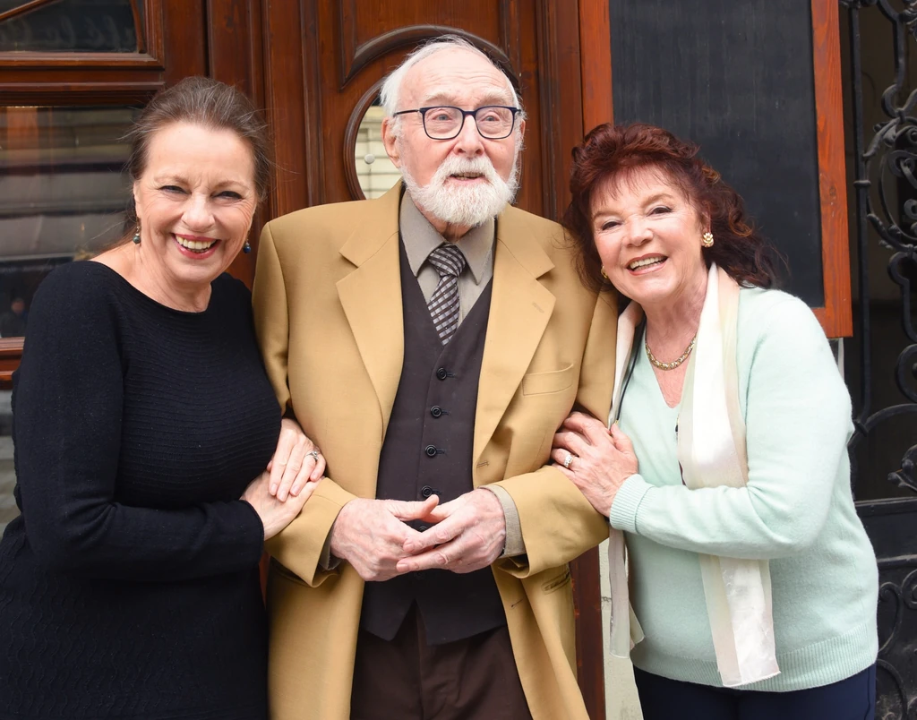 A sorozatbeli Mónikával és Hajnalkával