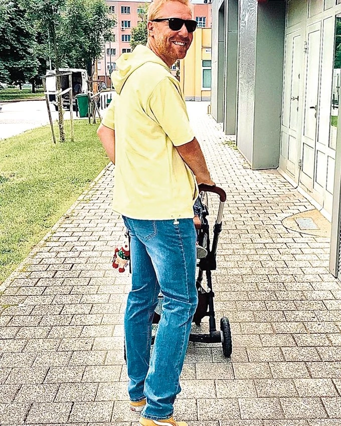 Az apaság minden pillanatát élvezi (Fotó: Archív)