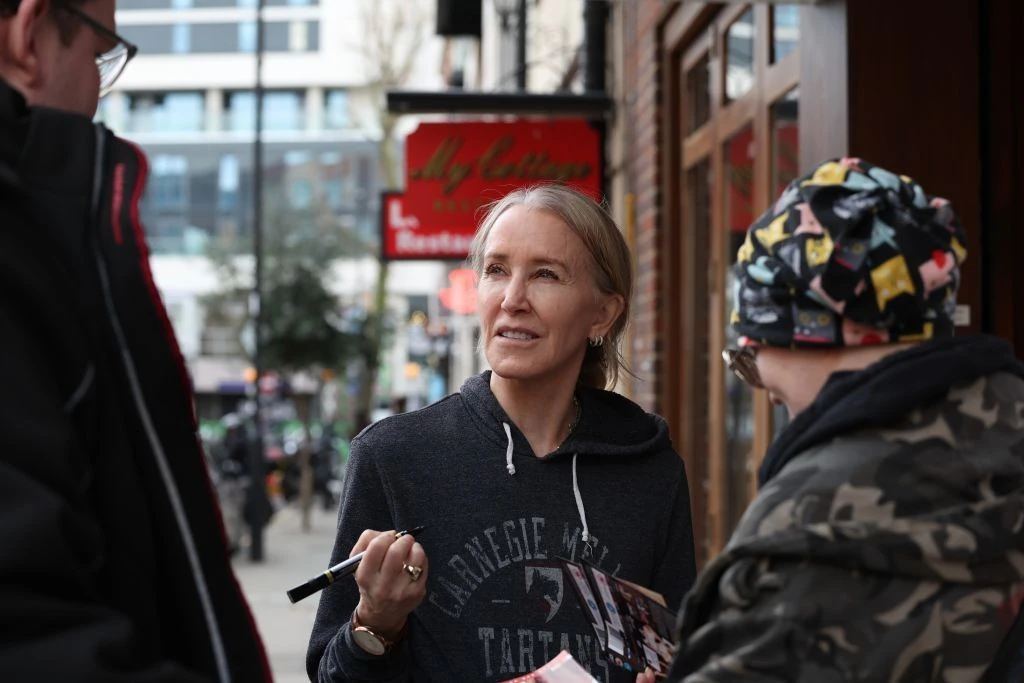 Tőle szokatlan frizurával mutatkozott