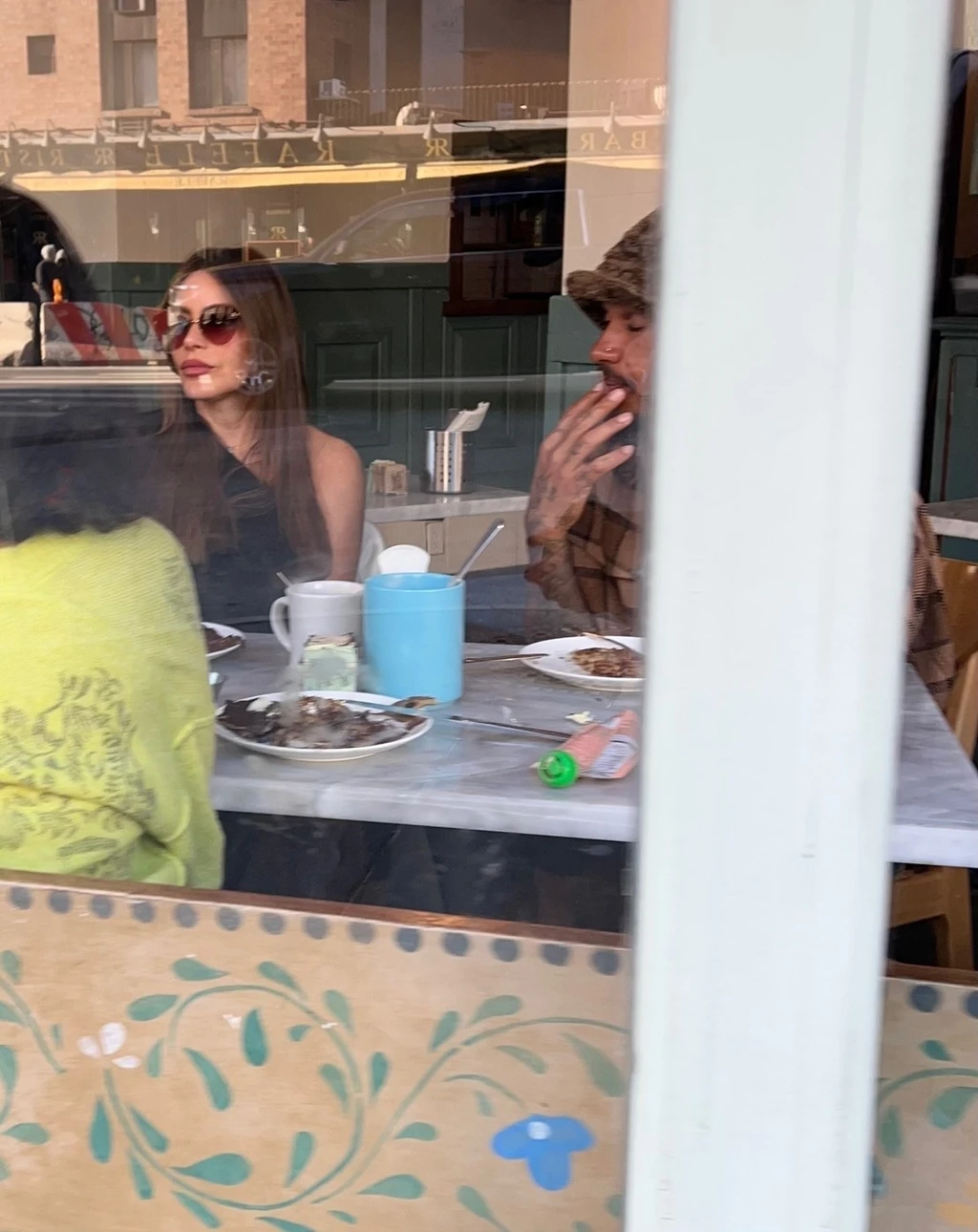 Az álca, vagyis a napszemüveg és a kalap még a kávézóban sem került le – hiába