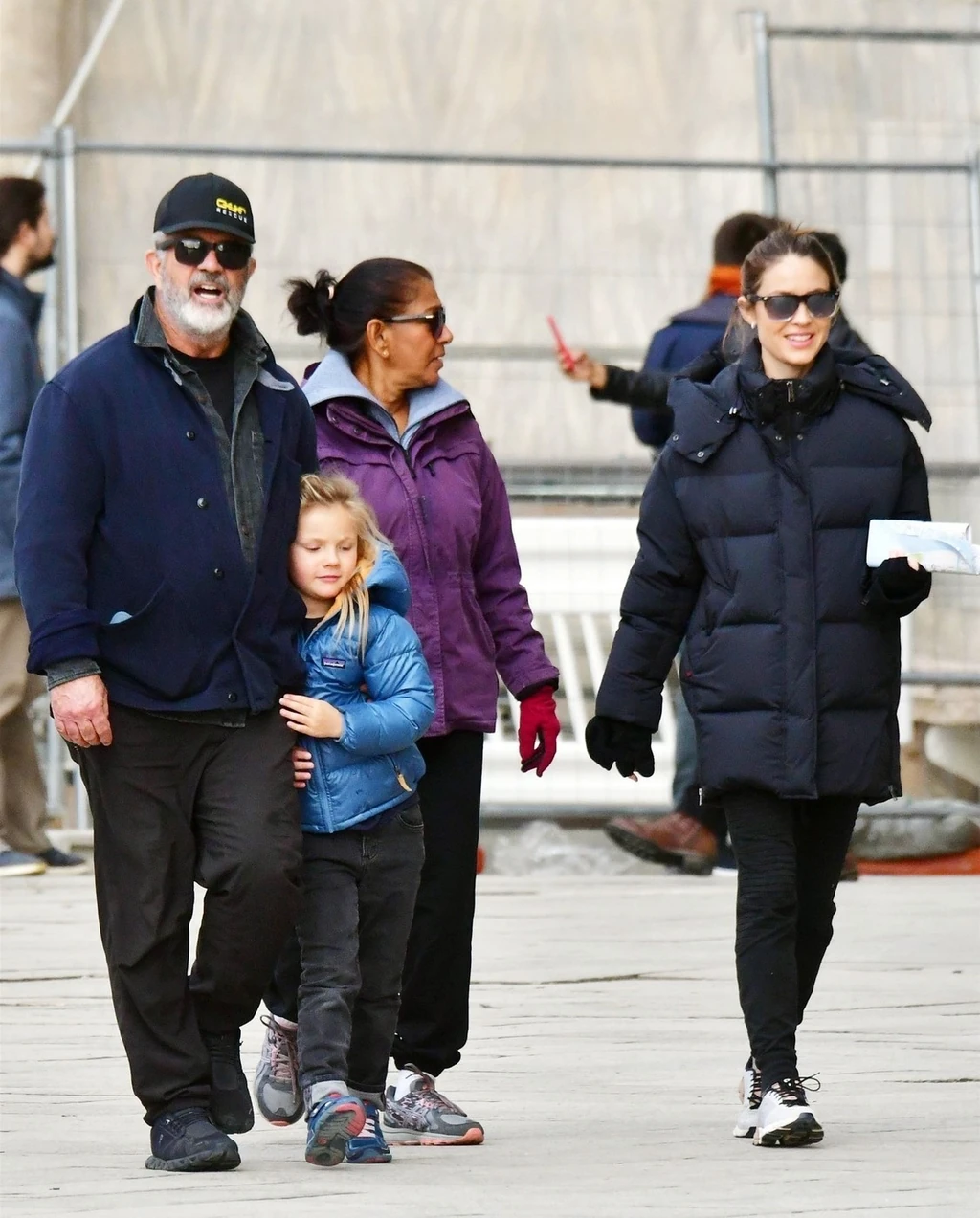 Mel és Rosalind fiukkal Velencében (Fotó: Profimedia)