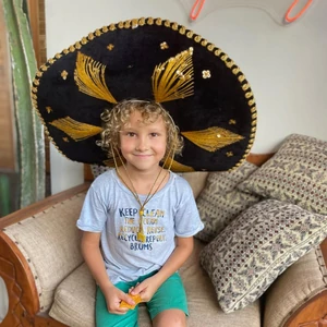 Az örök harc - kié legyen a mexikói kalap Ismerős a heyzet Ez 5 perc a napból életképekben brothers lovethem samesamebutdifferent ahogy ezt itt Balin mondják KristofAlex