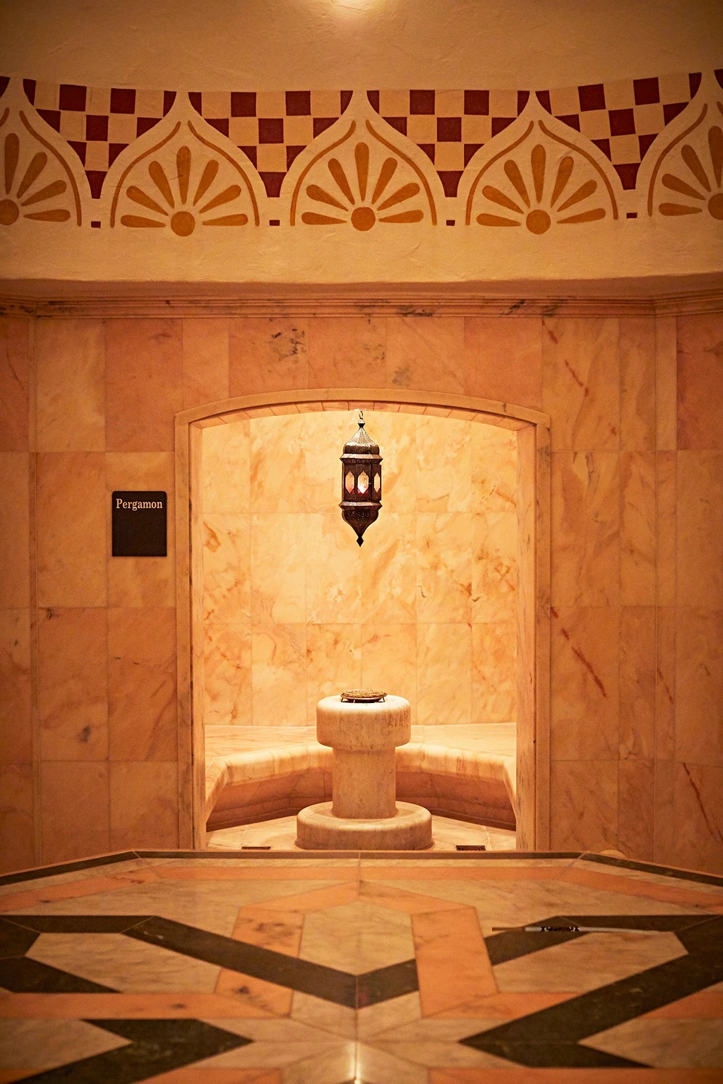 A hamam közepén található pihenőkövön kell a testet felmelegíteni