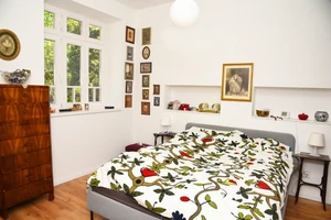 „A hálószobám falán a szeretteim fényképei kaptak helyet. És imádom, hogy egy hatalmas gardrób is lett a szobámban.” (Fotó: Olajos Piroska)