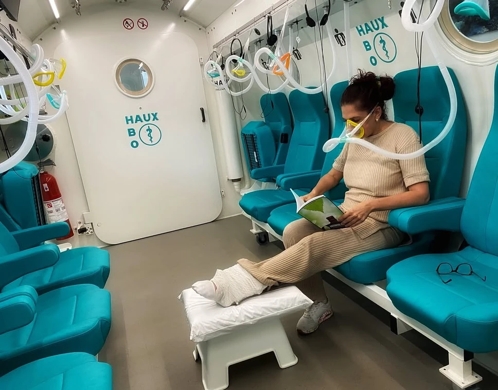 Órákon át ül a kamrában, ahol tiszta oxigént kap