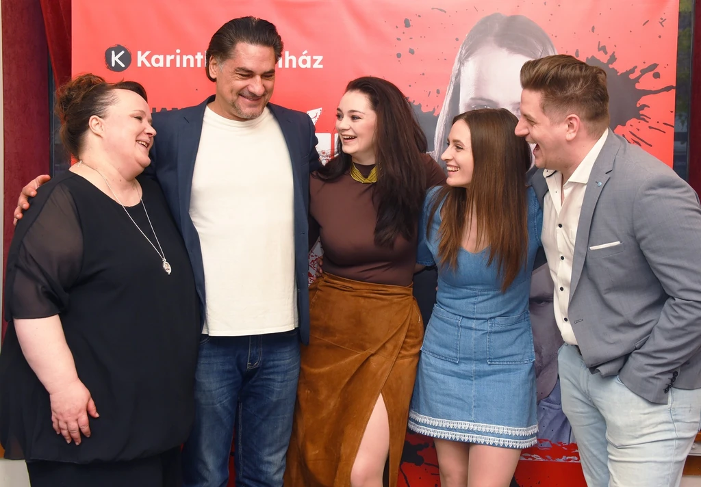 Balázs Andi kollégáival a Tortúra 100. előadásán a Karinthy Színházban