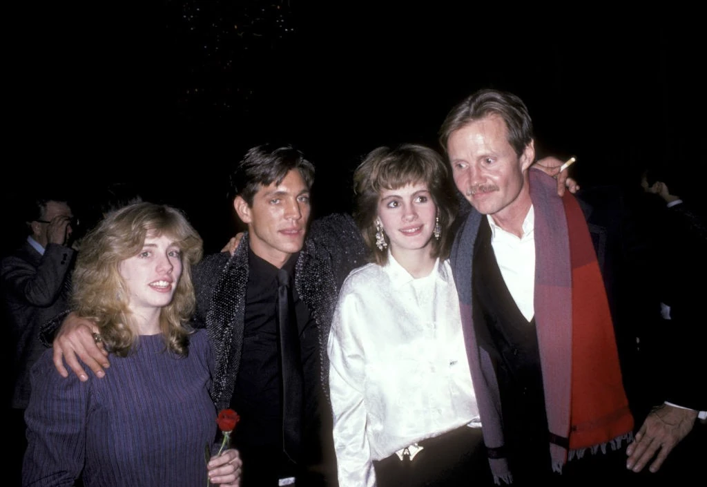 Julia Roberts a két nagyobb testvérével és Jon Voighttal egy premieren 1985-ben (Fotó: Getty Iamges) 