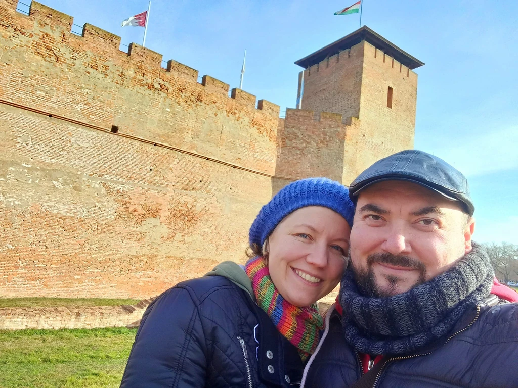 Felesége hősiesen tartja a frontot otthon, míg ő dolgozik (Fotó: Archív)