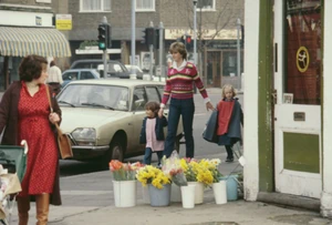 1981. július 17. – Tizenkét nappal esküvője elött a pimlicói Young England óvodában, ahol dadusként dolgozott, és ahol az év végi ünnepségen is részt vett. Sokan tudtak az eseményről, az óvoda elött Dianát tömeg várta, mert kiváncsiak voltak a walesi herceg leendő feleségére
